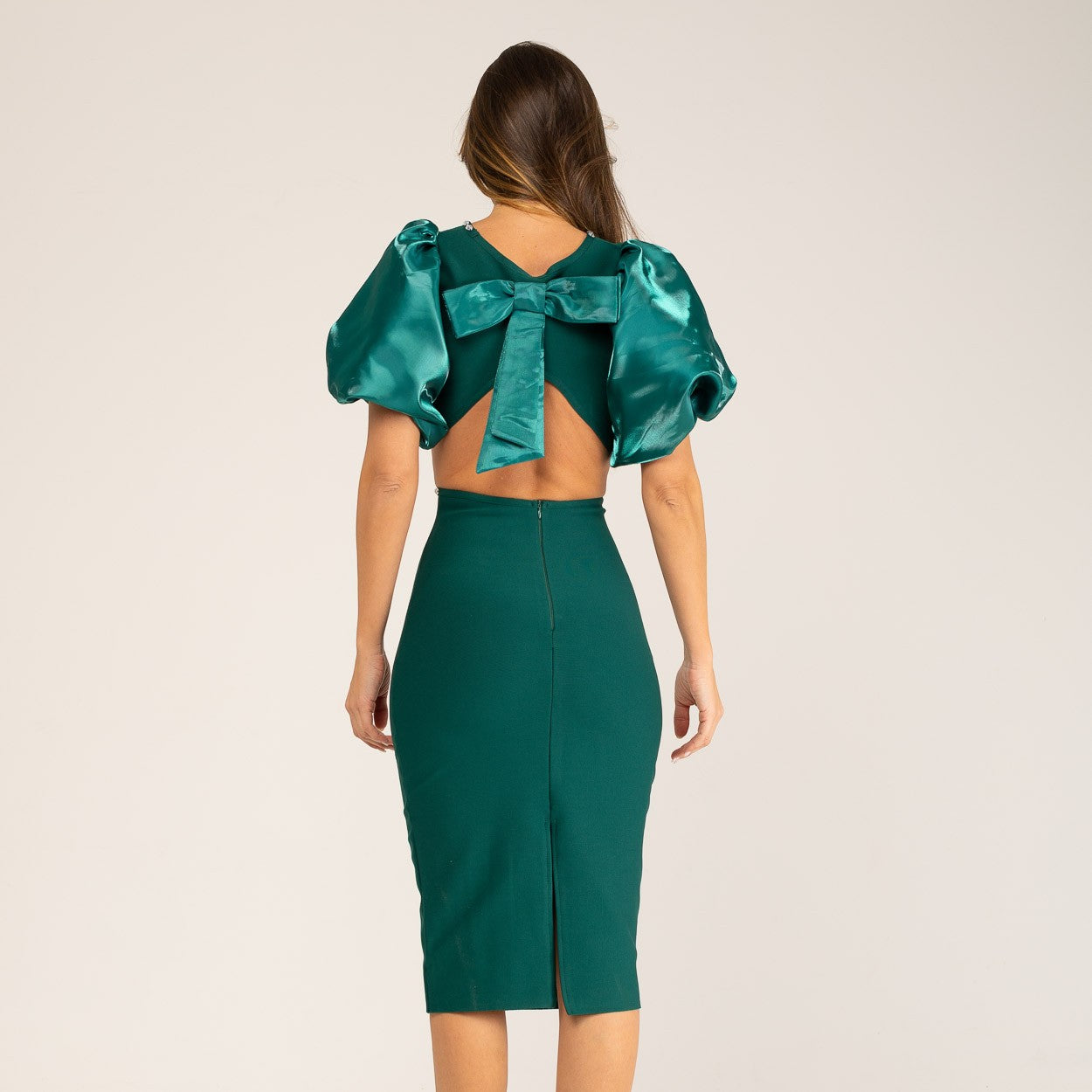 Traje Cut Out Manga Abullonada
