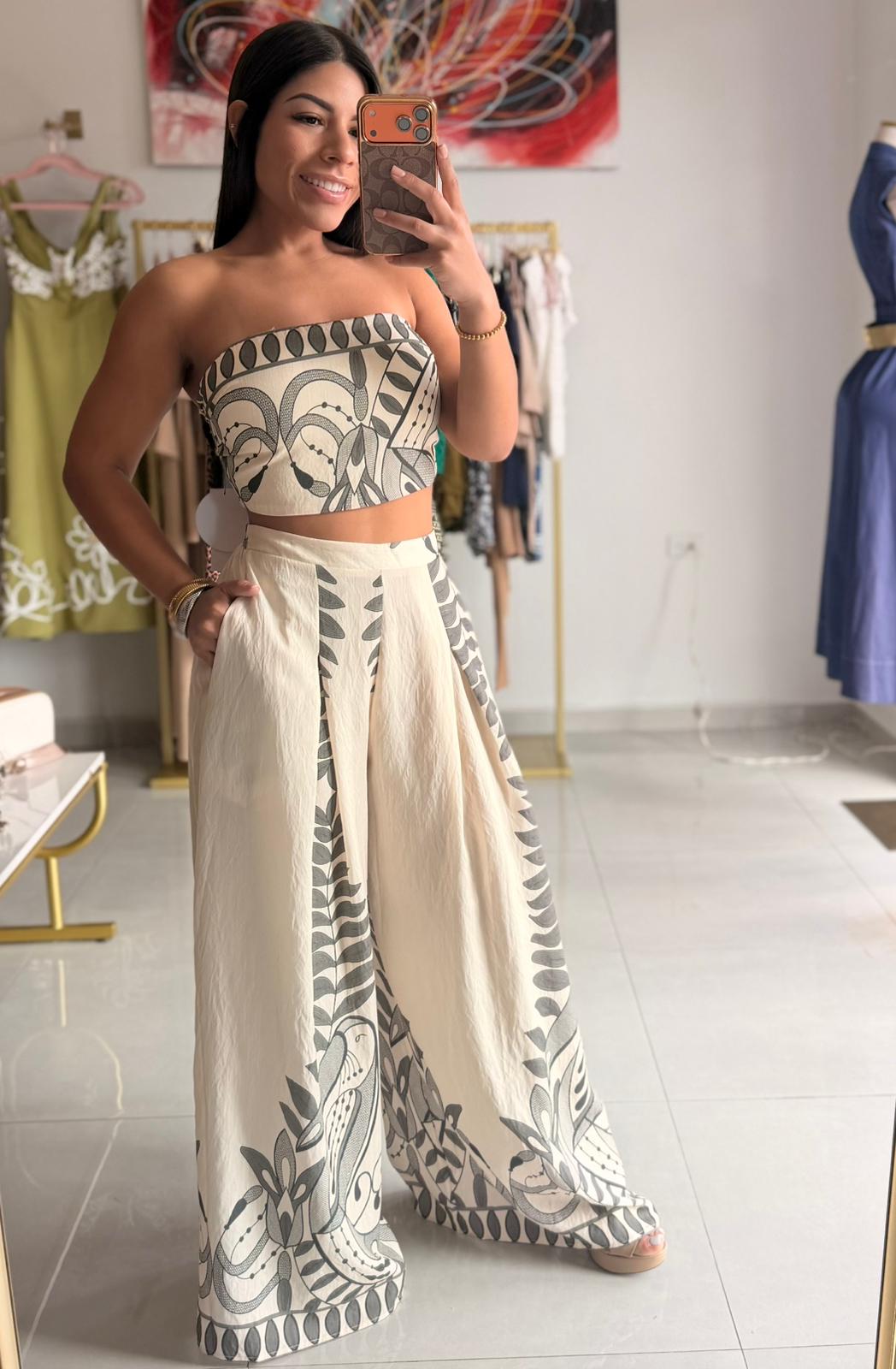 Set de pantalón crema con diseños negros